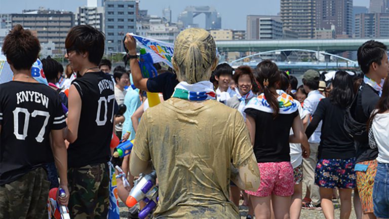 超盛り上がるお祭り「水かけ祭」を全身泥まみれレポート！