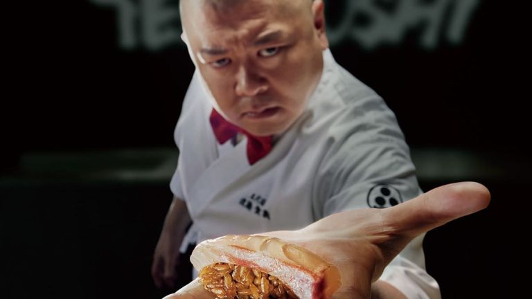 バズる寿司職人・渡邉貴義がギロリ！2024年の新聞広告は「あんたも知らん間に、近大を食べてんねんで。」