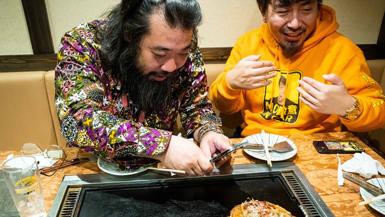 深夜のミナミでおすすめの「たこ焼き」「お好み焼き」「かすうどん」東京人が知らない大阪ローカル粉もんツアー［前編］#大阪蛇行案内